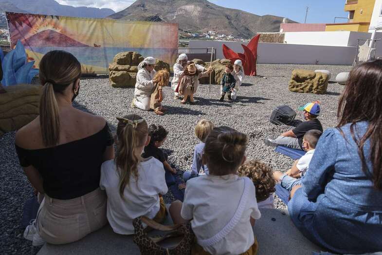 SesioÌn de la actividad familiar en la Cueva Pintada (Foto TA)